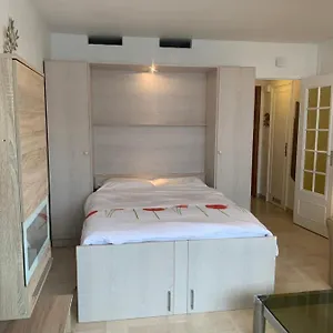 https://les-sirenes-mandelieu.fr-provencehotel.com